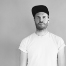 Stojak na ręcznik papierowy z podstawkami Stack Spring Copenhagen 1017