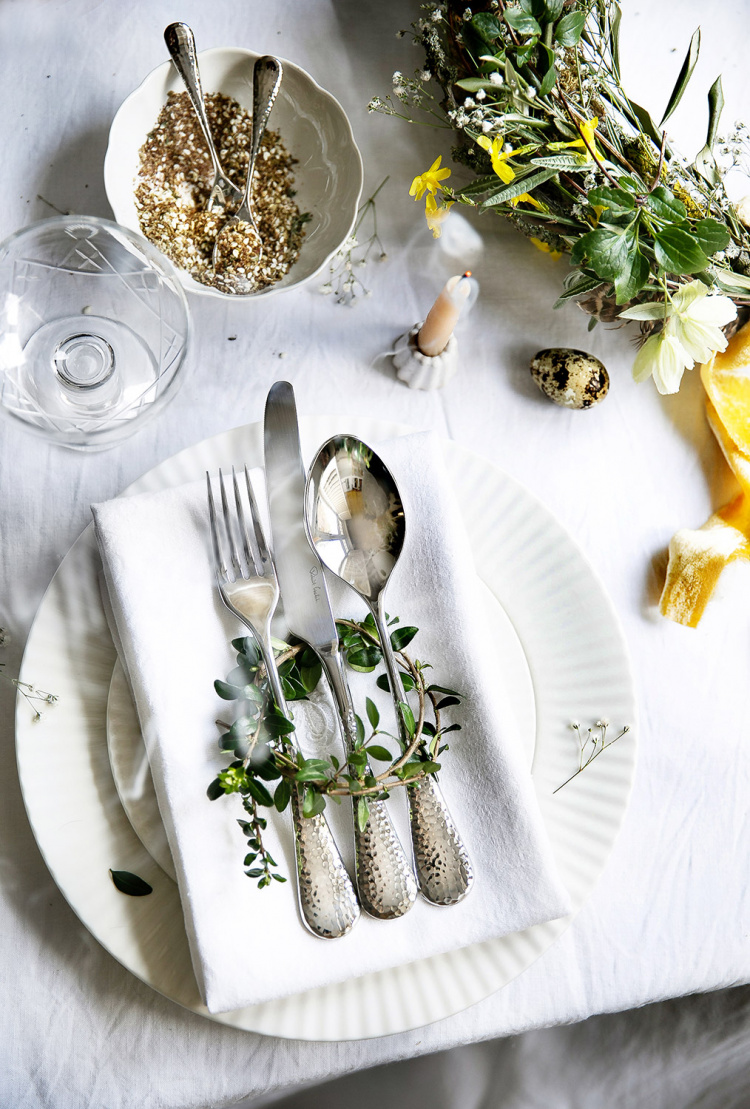 Sztućce młotkowane Honeybourne Robert Welch 24 sztuki + 6 łyżeczek do kawy