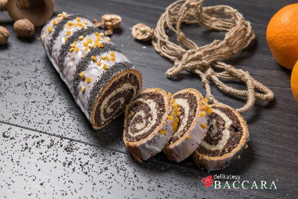 tradycyjny makowiec na świątecznym stole