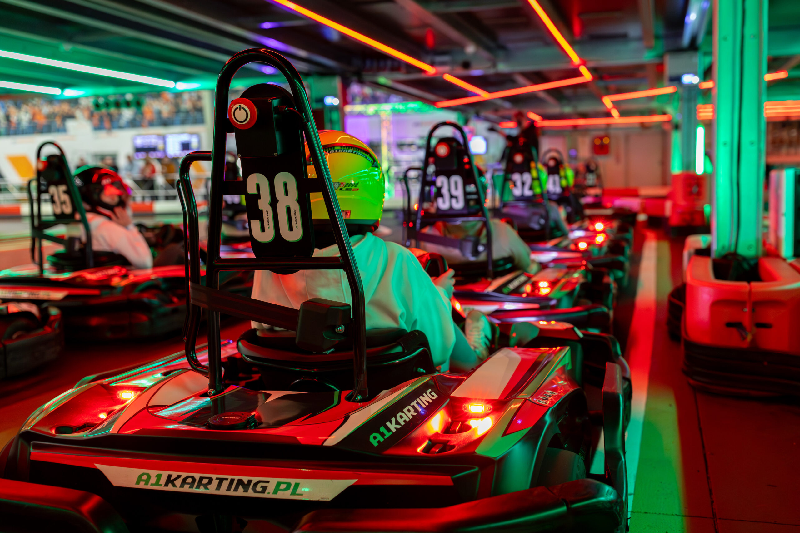Voucher na A1 Karting i wyscigi gokartami na torze - Wyjątkowy upominek i pamiątki komunijne od rodziców chrzestnych z okazji pierwszej komunii świętej.