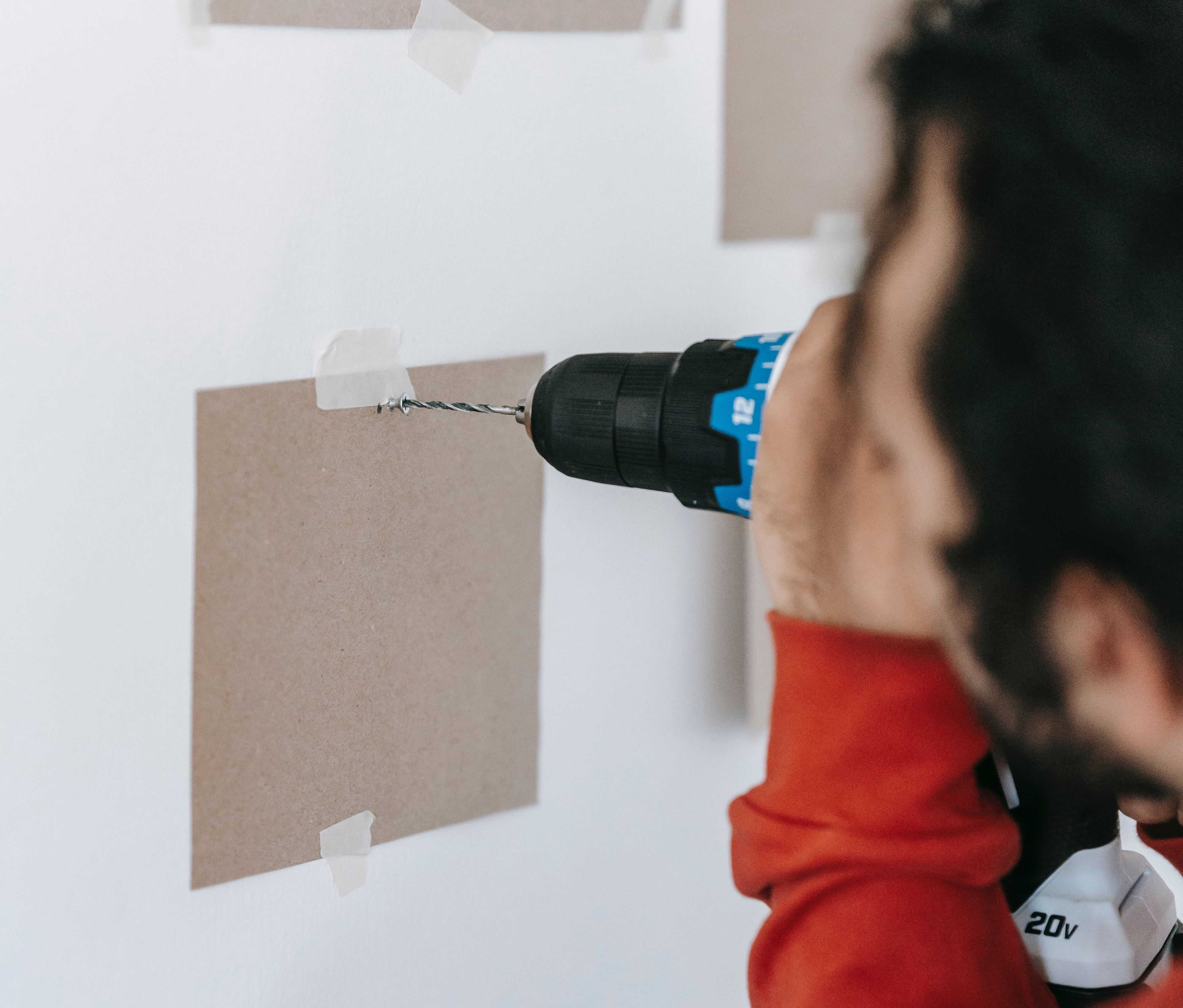 wiercenie otworu w ścianie żeby powiesić zegar