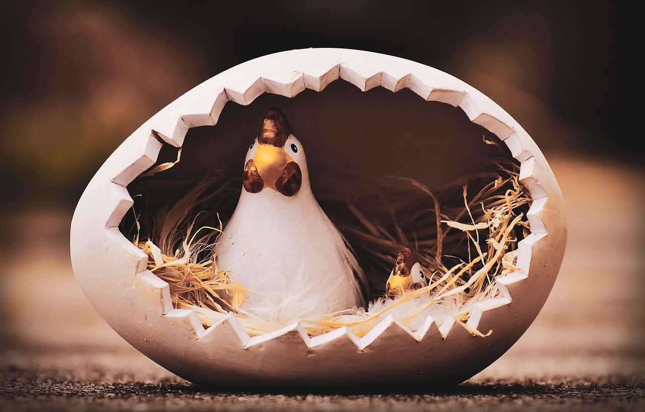 Wyjątkowe dekoracje wielkanocne – otwarte porcelanowe jajko z figurką kury, kreatywny drobiazg i idealny pomysł na świąteczny prezent dla bliskich.