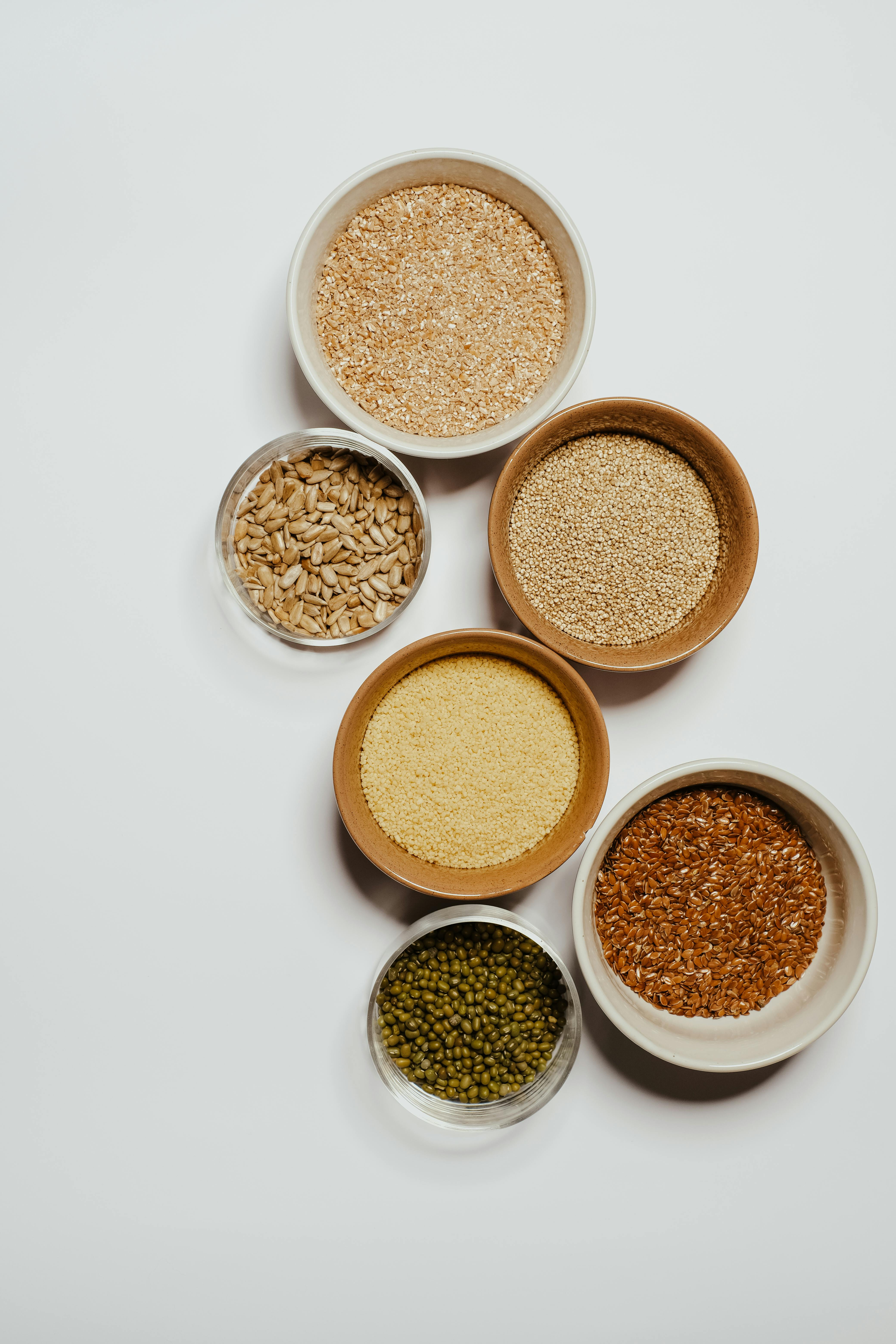 ziarna siemienia lnianego w miseczce - superfood