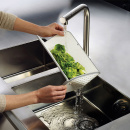 Zielona deska kuchenna z cedzakiem Rinse Chop Joseph Joseph 60081