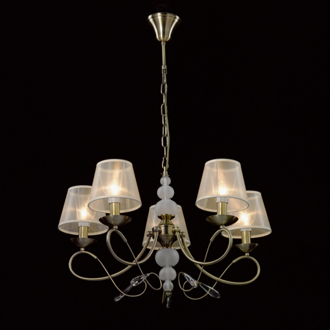 Żyrandol cienkimi ramionami i beżowymi kloszami Federica