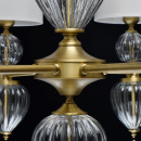 Żyrandol duży, kolor mosiądz, białe klosze, szklane ozdoby Odelia CHIARO Classic 619011408