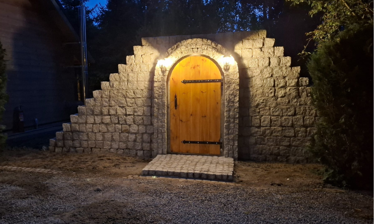 Betonowa piwniczka półokrągła wieczorem
