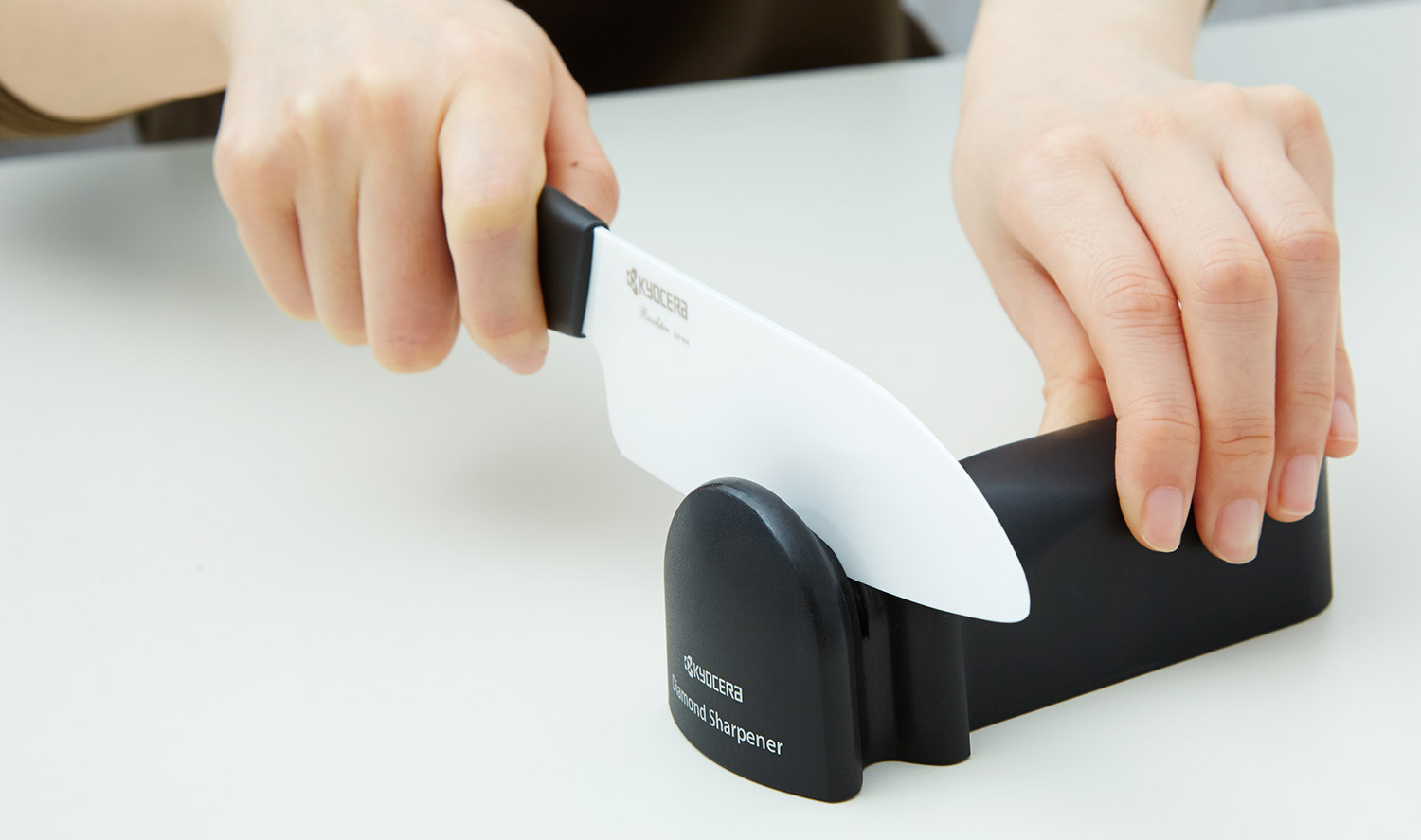 Заточка ножей на кухне. Как точить керамические ножи. Угол кухонного ножа. Tg2017 taidea. Точилка kyocera для керамических ножей.